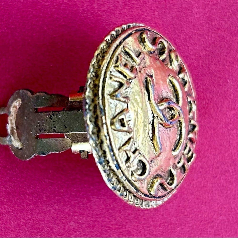 VINTAGE Chanel Gold Button Earrings clip on. Different from the other - Picture 4 of 4